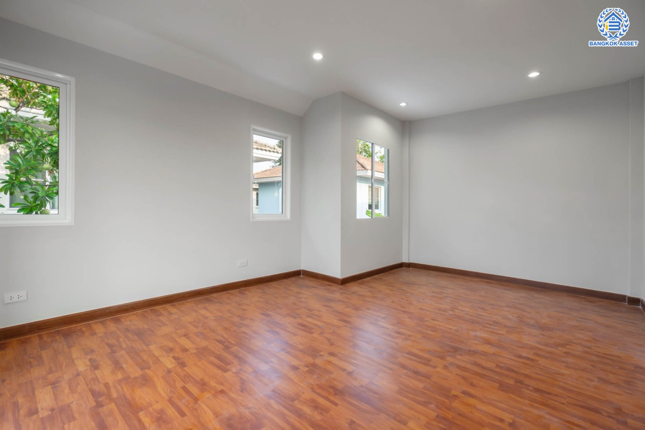 บ้านมือสองตกแต่งใหม่ แบรนด์ LH ม.ชลลดา บางใหญ่-เซ็นทรัลเวสต์เกต หลังใหญ่ เนื้อที่ 52.5 ตร.ว. ฟังก์ชัน 5 ห้องนอน (มีห้องนอนชั้นล่าง 2 ห้อง) 2 ห้องน้ำ 2 ที่จอดรถ Facilities ครบครัน บนทำเลเดินทางสะดวก เชื่อมต่อถ.กาญจนาภิเษก และเพียง 10 นาทีถึงรถไฟฟ้า "สถานีคลองบางไผ่"